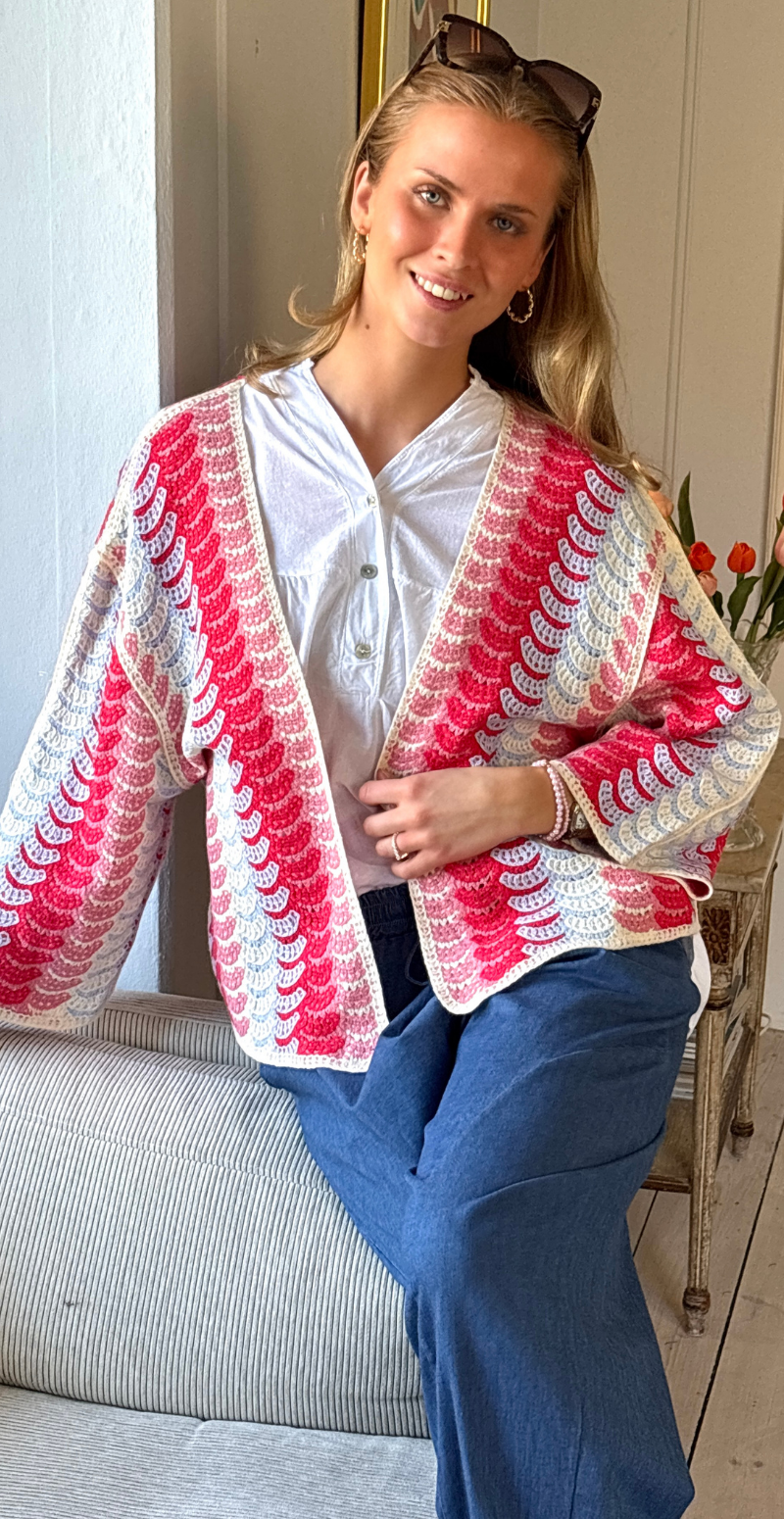 Linea hæklet kort cardigan med bølgedetaljer rød LikeLondon