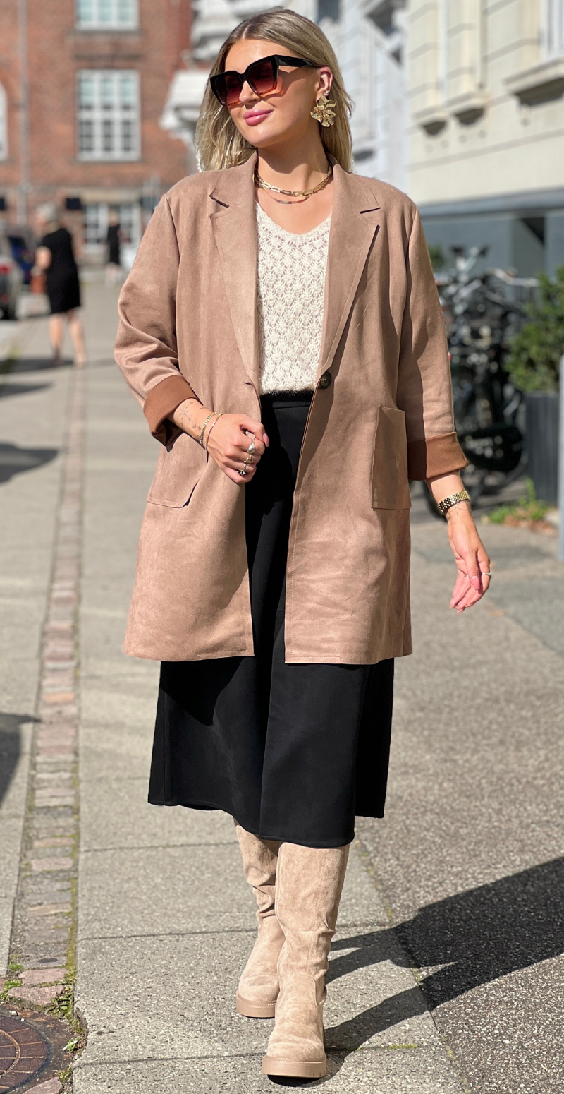 Kamella mellemlang jakke i ruskindslook fango LikeLondon