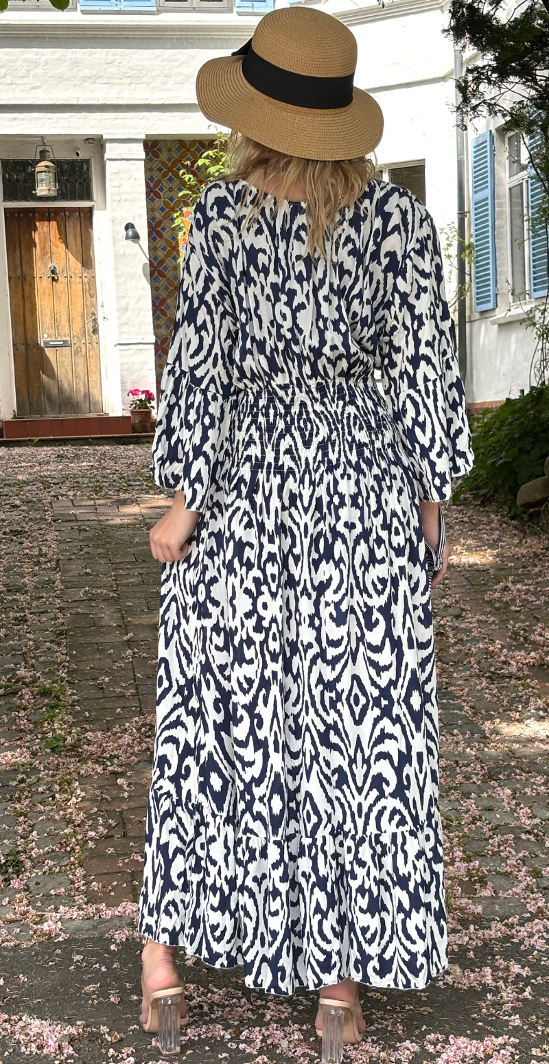 Felicia kjole med abstrakt mønster og smock i taljen navy LikeLondon