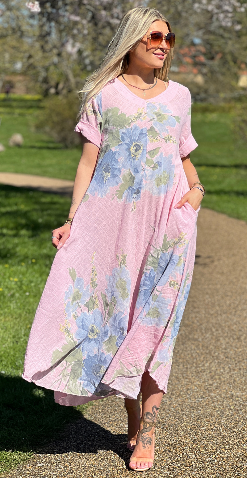 Meri lang kjole med blomsterprint og lommer pink LikeLondon