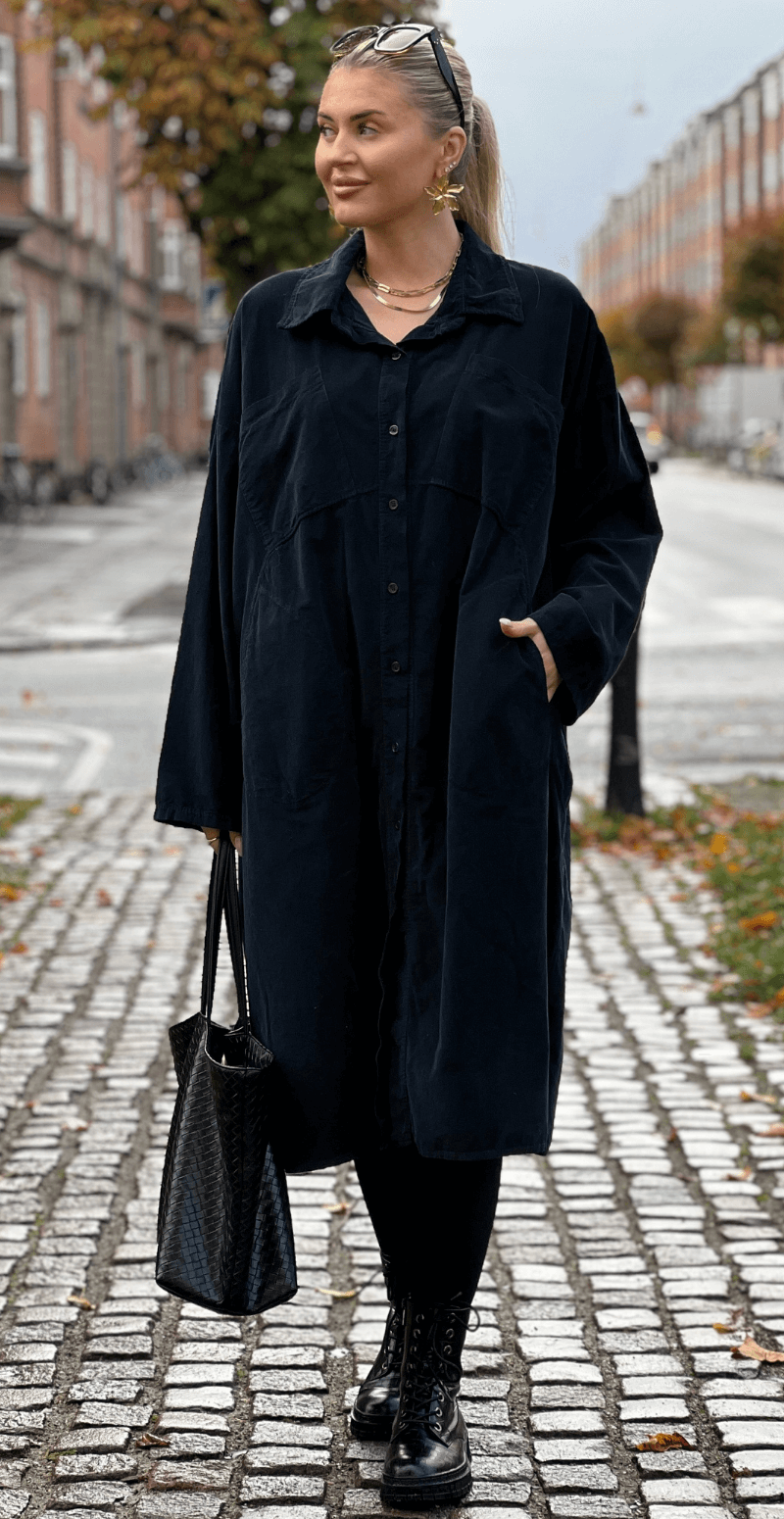 Falia fløjlskjole med knapper og lommer foran sort LikeLondon
