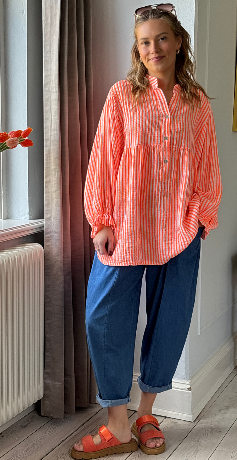Zelina stribet bluse i musselin med vidde og ballonærmer orange LikeLondon