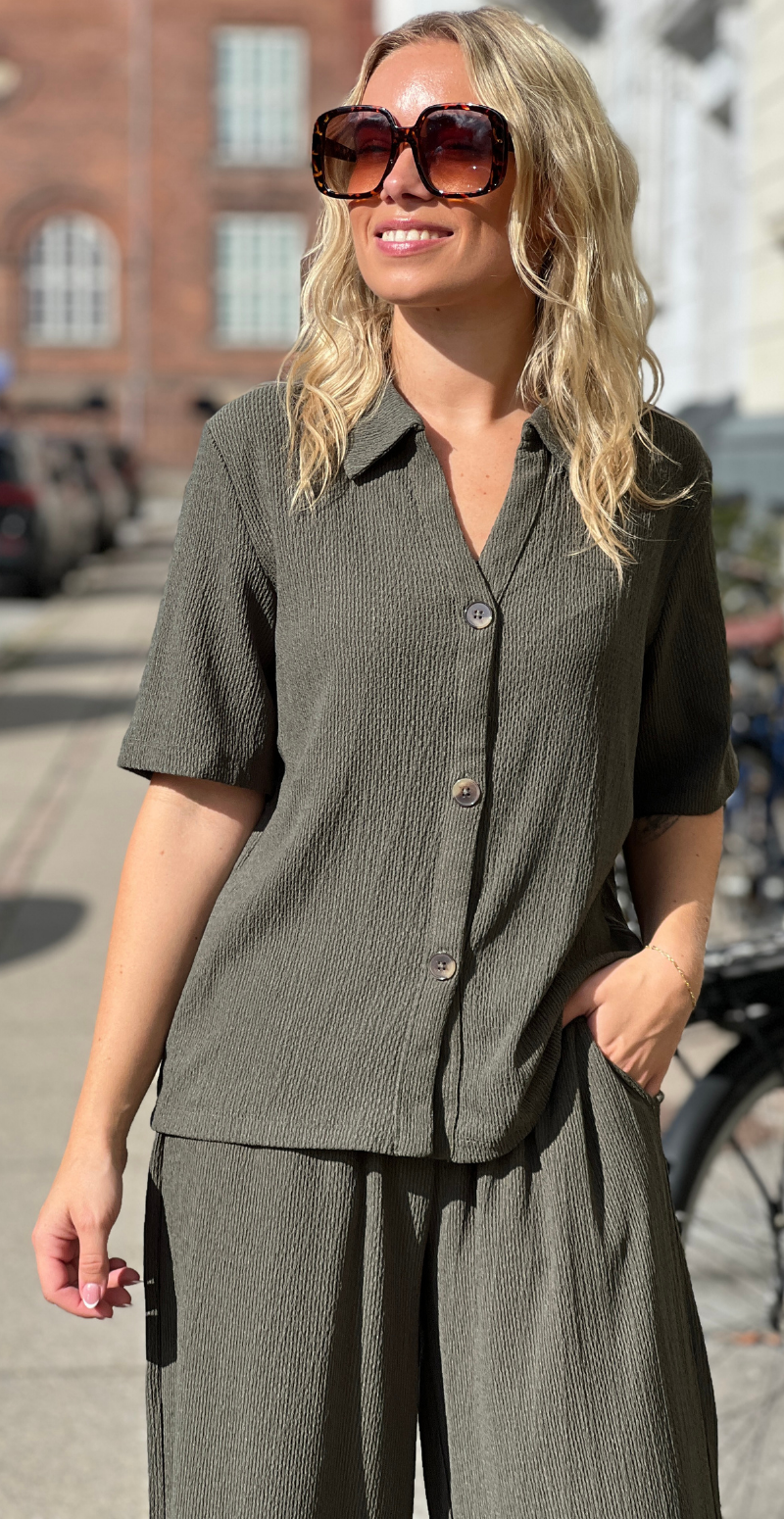 Veronika skjortebluse med struktur og hornknapper army LikeLondon