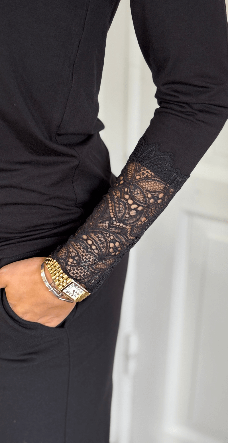 Langærmet bluse med blonde på ærmet sort