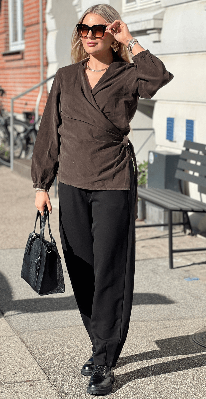 Jasmin fløjlsbluse med slå om detalje brun LikeLondon