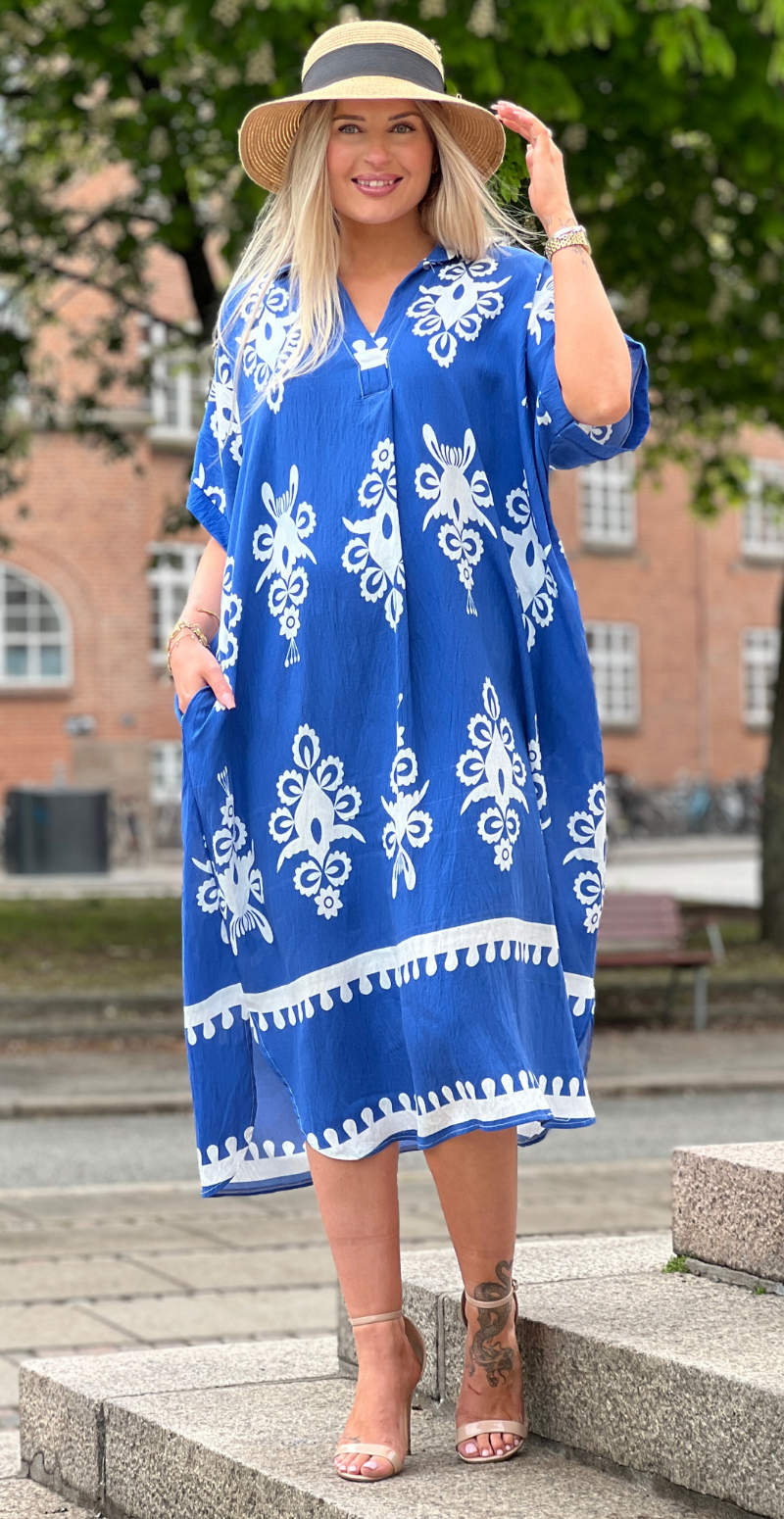 Amaya mønstret kjole med v-hals og krave royalblue LikeLondon