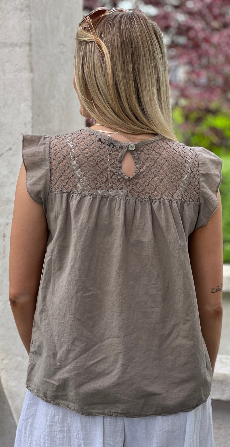 Pixie bluse med blonde og flæseærmer mocca LikeLondon