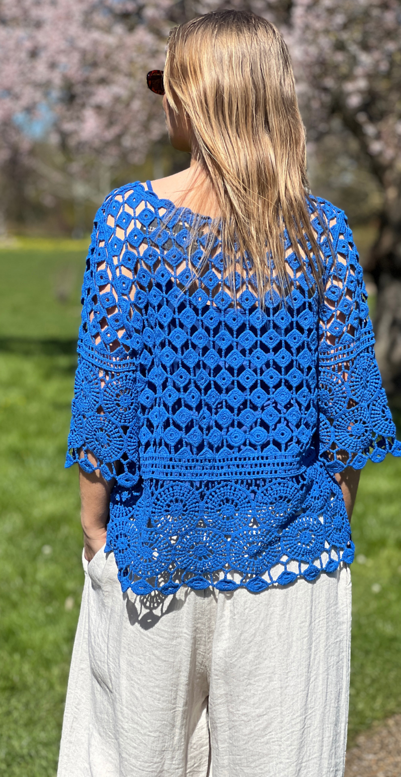 Alisa hæklet bluse med indertop royal blue LikeLondon