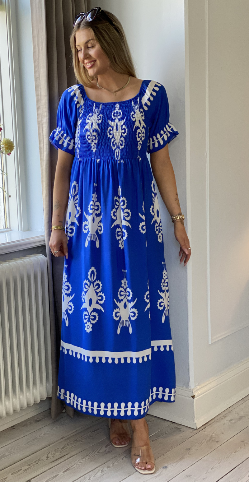 Forudbestil uge 19 Elga lang kjole med smock og mønster royal blue LikeLondon