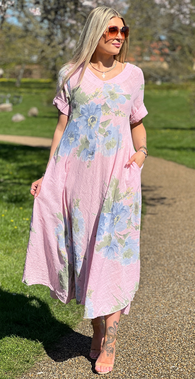Meri lang kjole med blomsterprint og lommer pink LikeLondon
