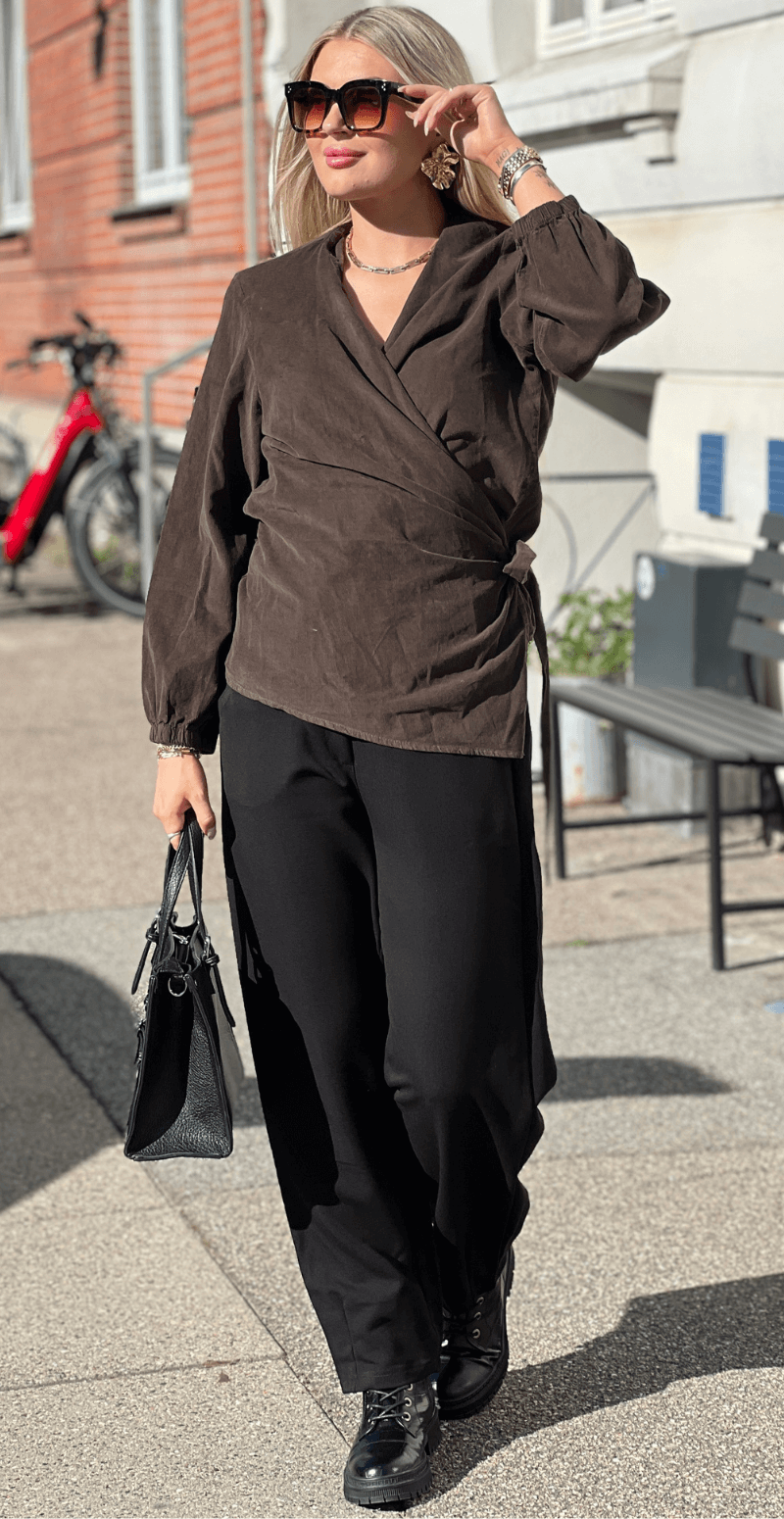 Jasmin fløjlsbluse med slå om detalje brun LikeLondon
