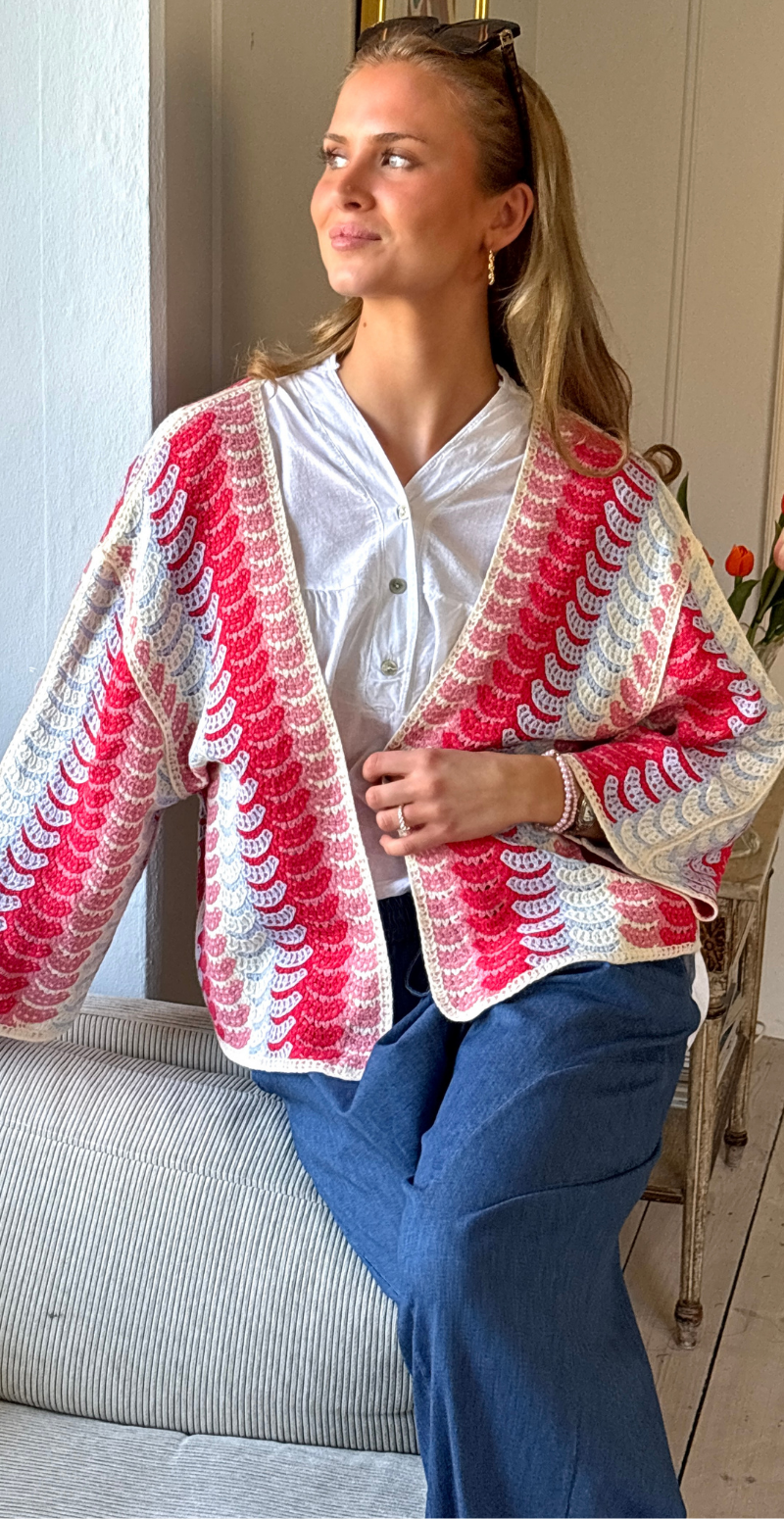 Linea hæklet kort cardigan med bølgedetaljer rød LikeLondon