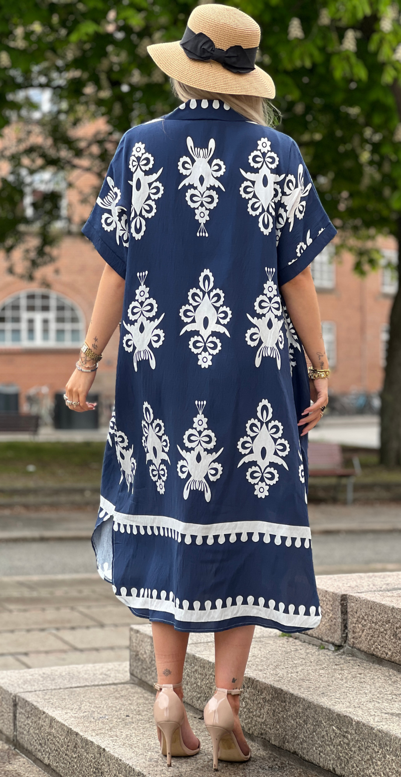 Amaya mønstret kjole med v-hals og krave navy LikeLondon