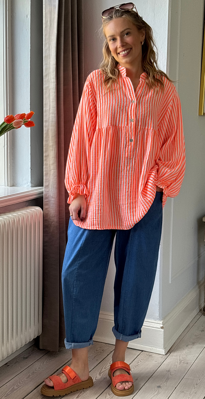 Zelina stribet bluse i musselin med vidde og ballonærmer orange LikeLondon