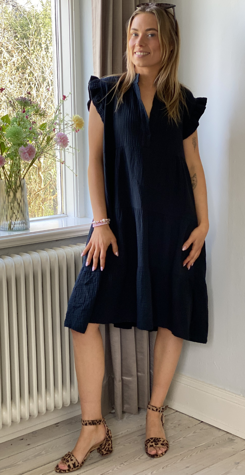 Fransiska kort kjole med peplum og korte ærmer sort LikeLondon
