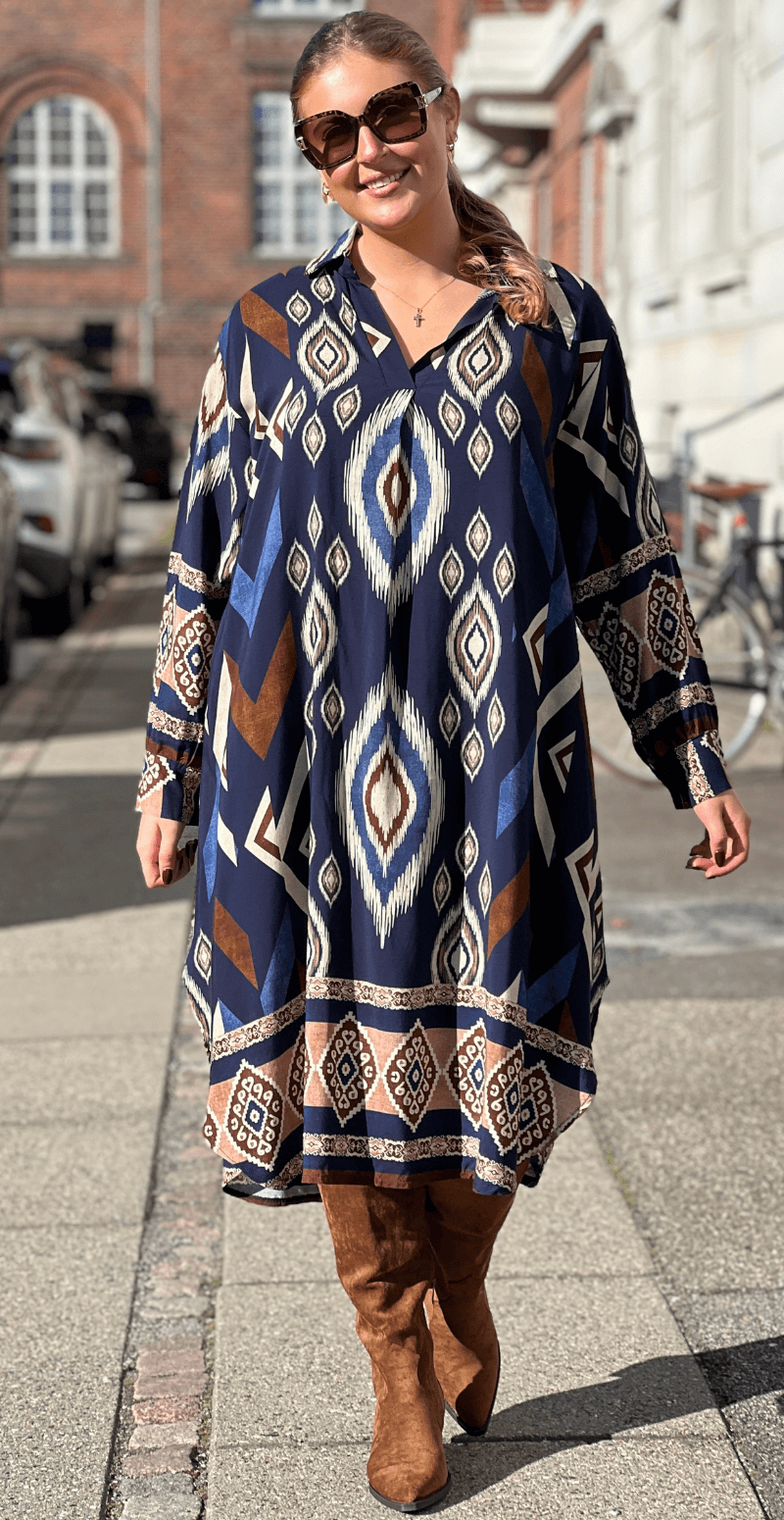 Zoom kjole med lange ærmer og boheme print navy LikeLondon