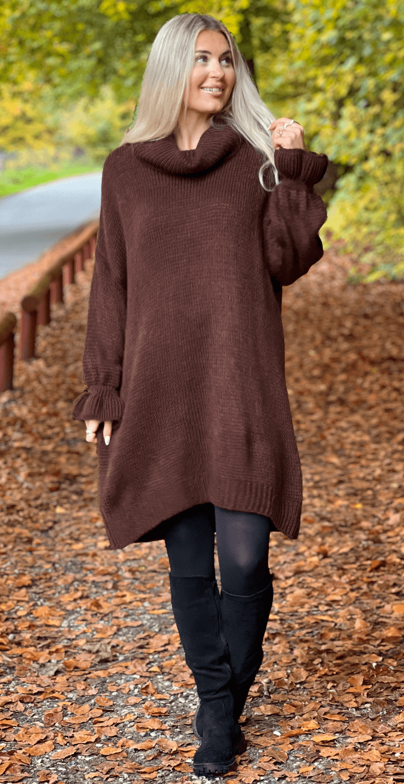 Helga strik lang med flæseærmer og rullekrave brun LikeLondon