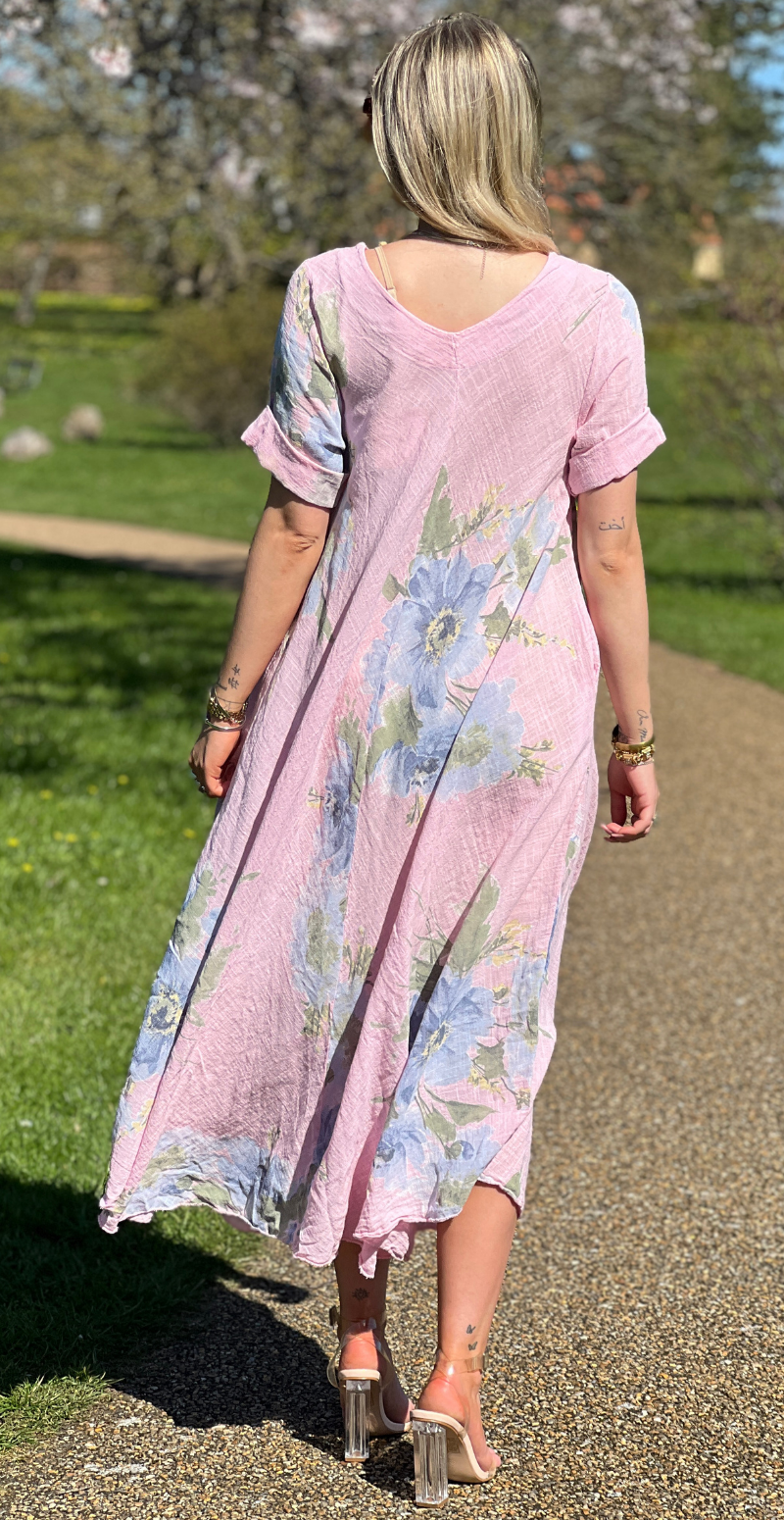 Meri lang kjole med blomsterprint og lommer pink LikeLondon