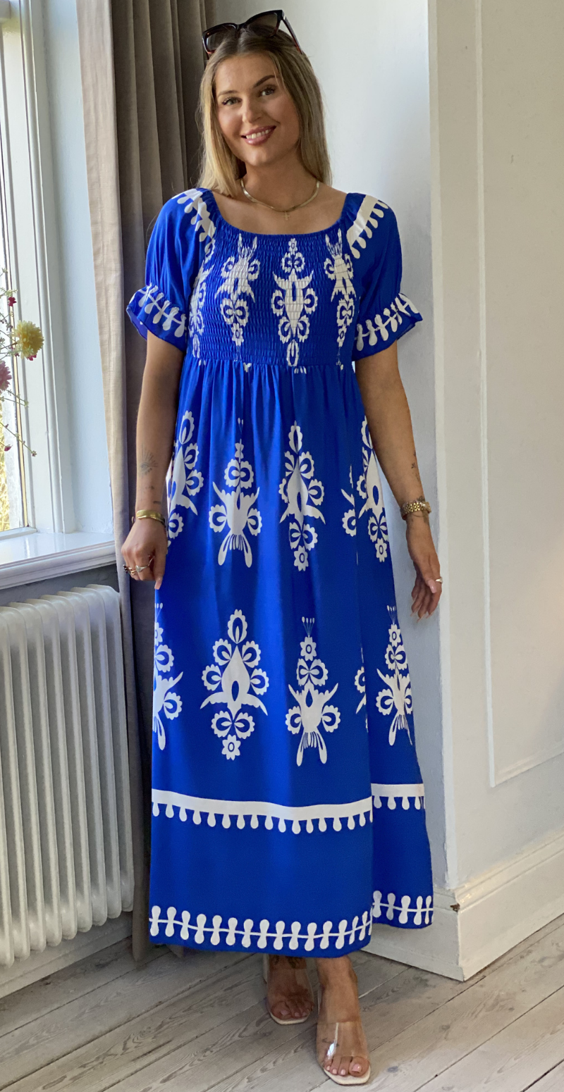 Forudbestil uge 19 Elga lang kjole med smock og mønster royal blue LikeLondon