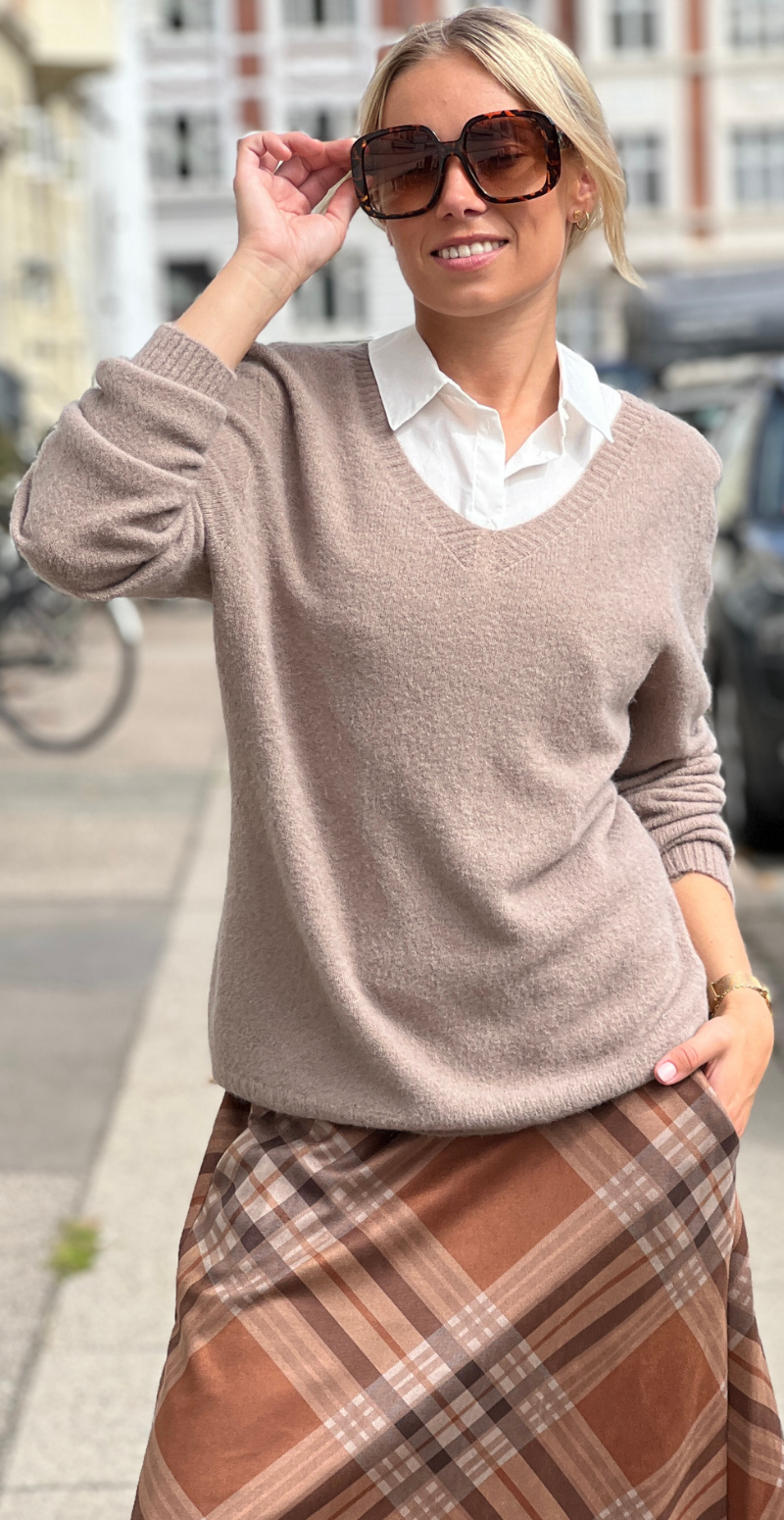 Karen ensfarvet strikbluse med v-hals fango LikeLondon