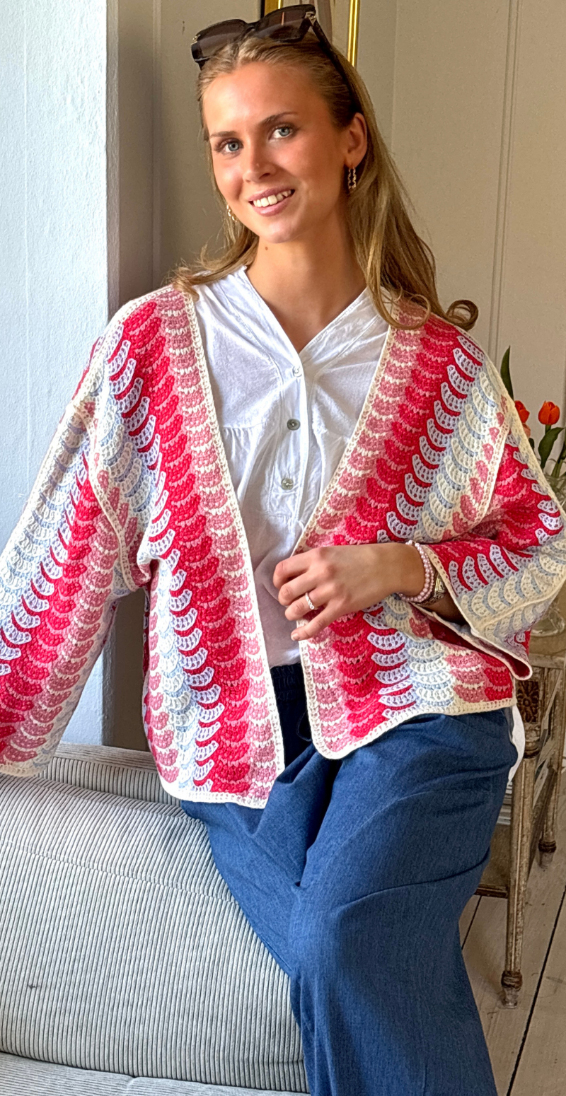 Linea hæklet kort cardigan med bølgedetaljer rød LikeLondon