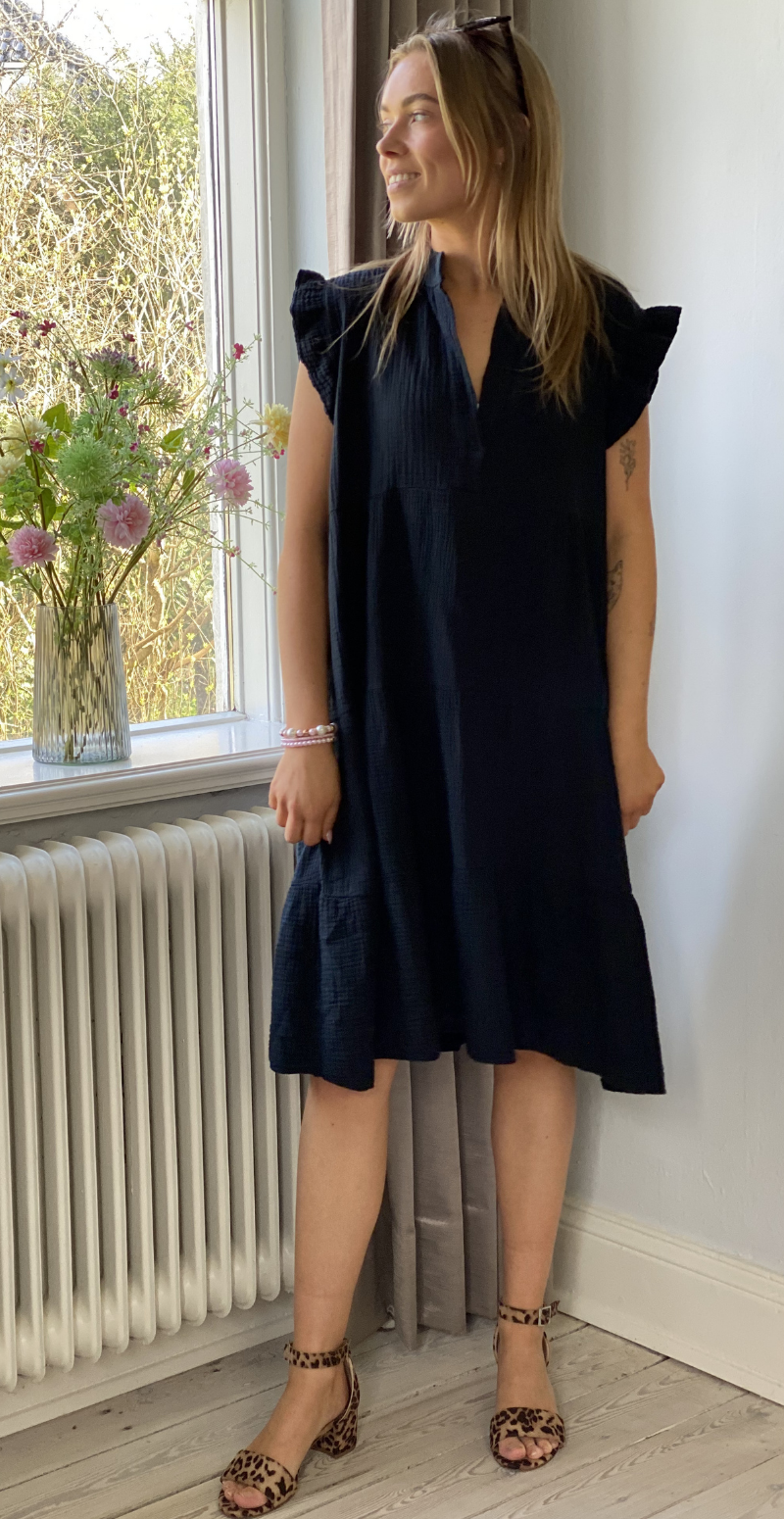 Fransiska kort kjole med peplum og korte ærmer sort LikeLondon