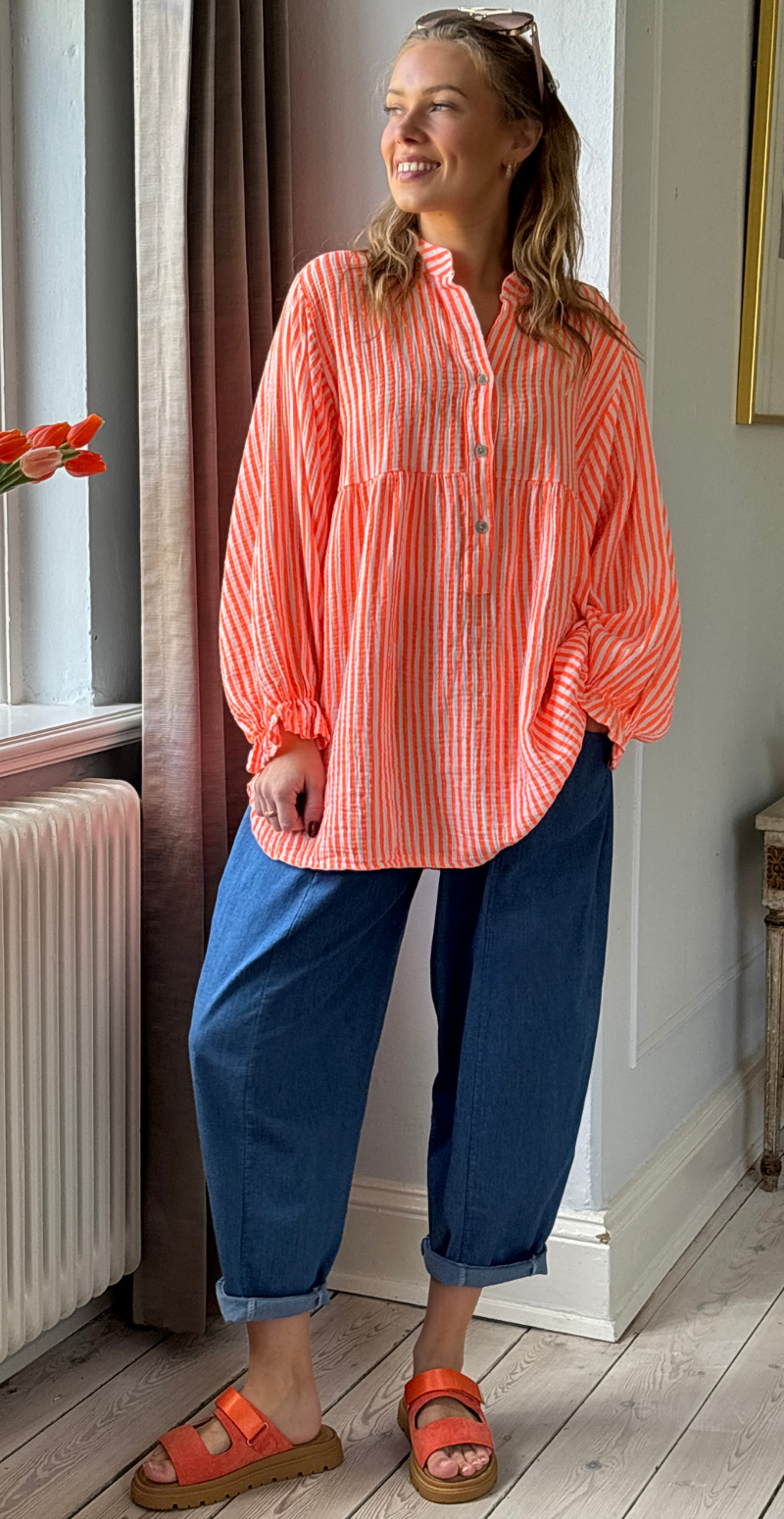 Zelina stribet bluse i musselin med vidde og ballonærmer orange LikeLondon