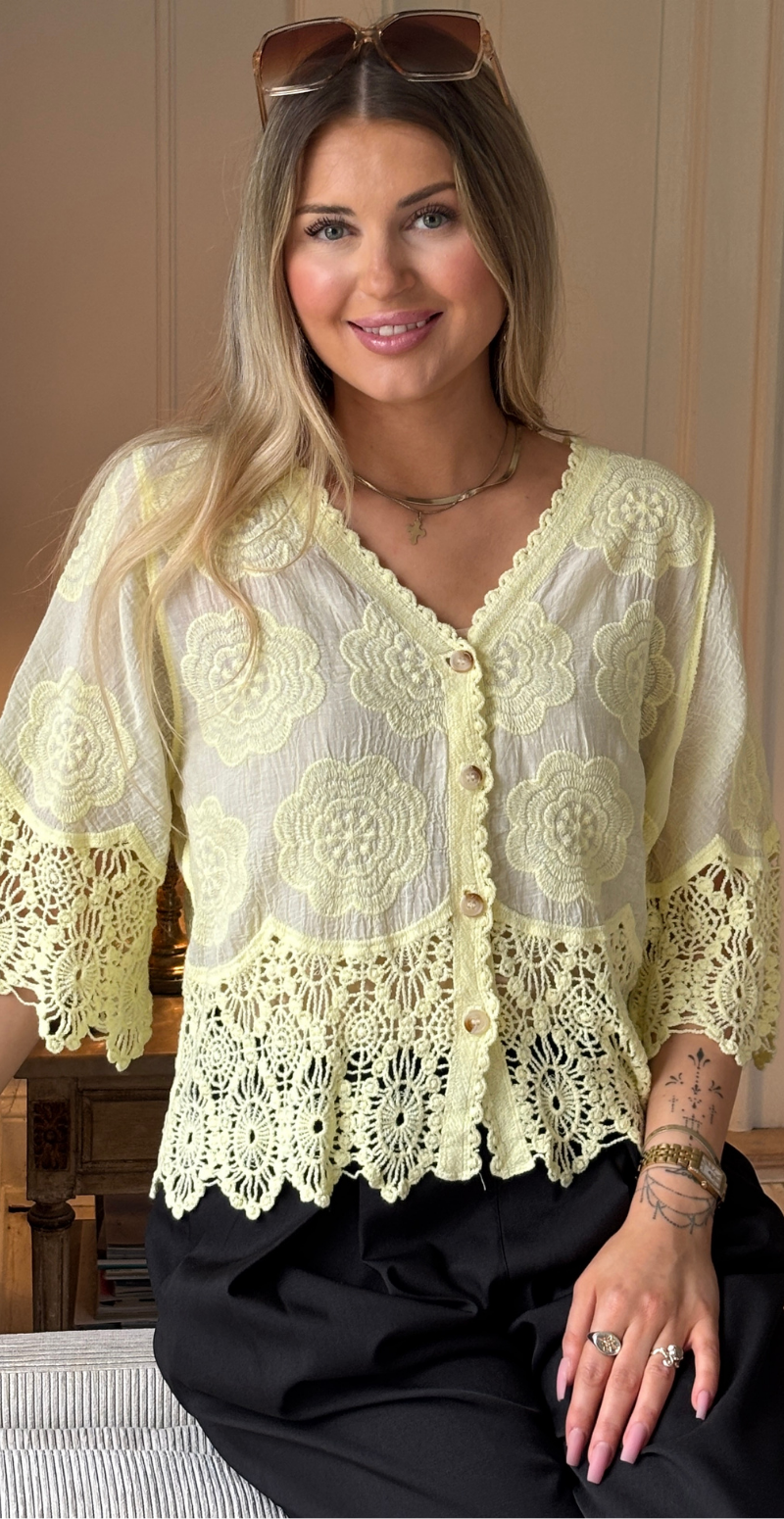 Silvia cardigan med 3/4 ærmer og hæklede kanter gul LikeLondon