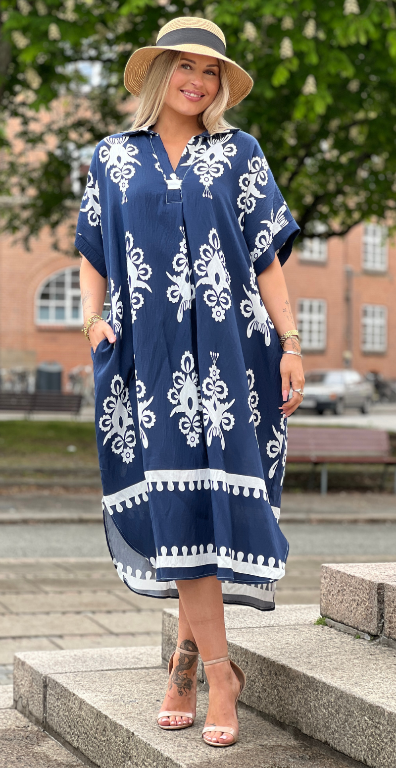 Amaya mønstret kjole med v-hals og krave navy LikeLondon