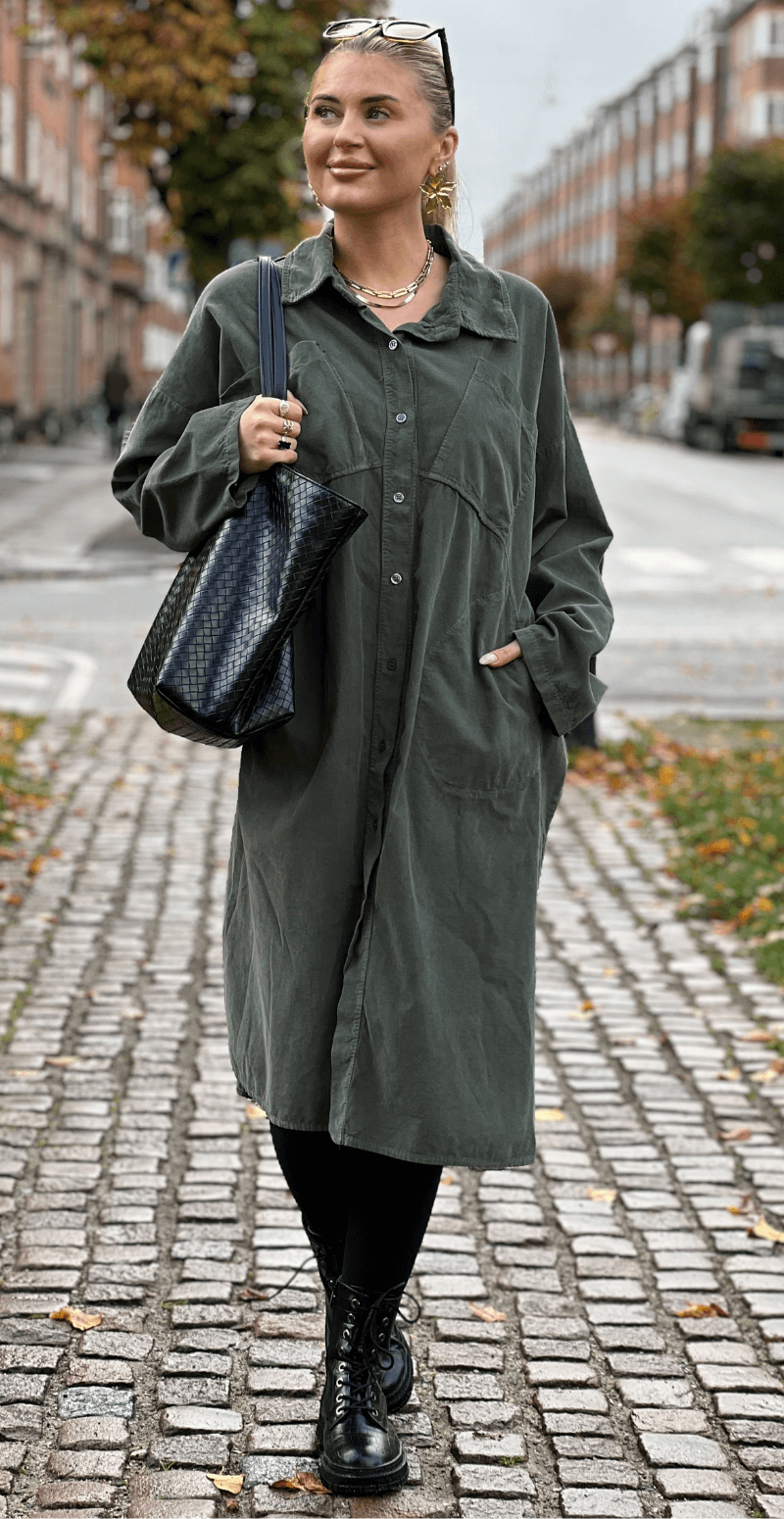 Falia fløjlskjole med knapper og lommer foran khaki LikeLondon