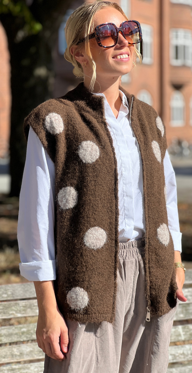 Klara strikvest med prikker og lynlås fortil brun LikeLondon