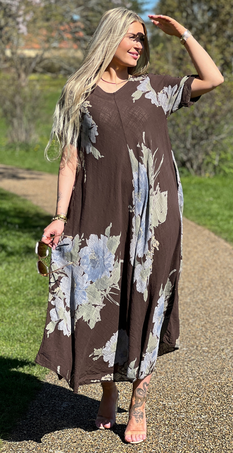 Meri lang kjole med blomsterprint og lommer brun LikeLondon