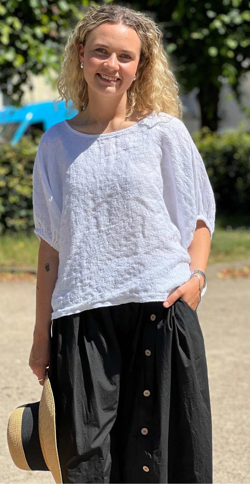 Jessica bluse med små broderede firkanter hvid LikeLondon