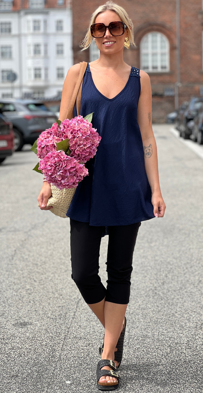 Valentina top med vidde og hæklet detalje bagtil navy LikeLondon