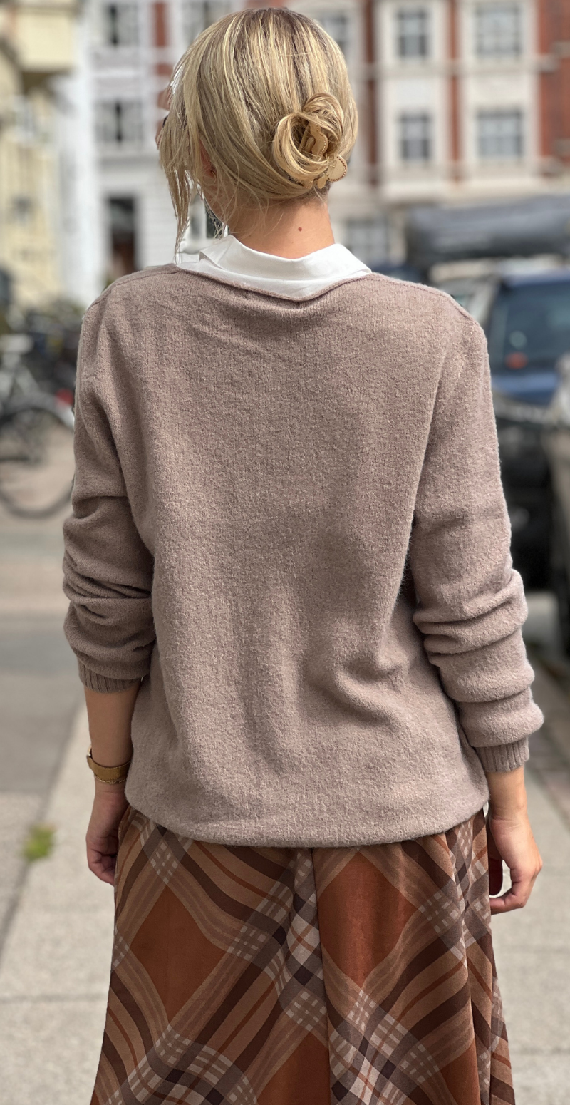 Karen ensfarvet strikbluse med v-hals fango LikeLondon