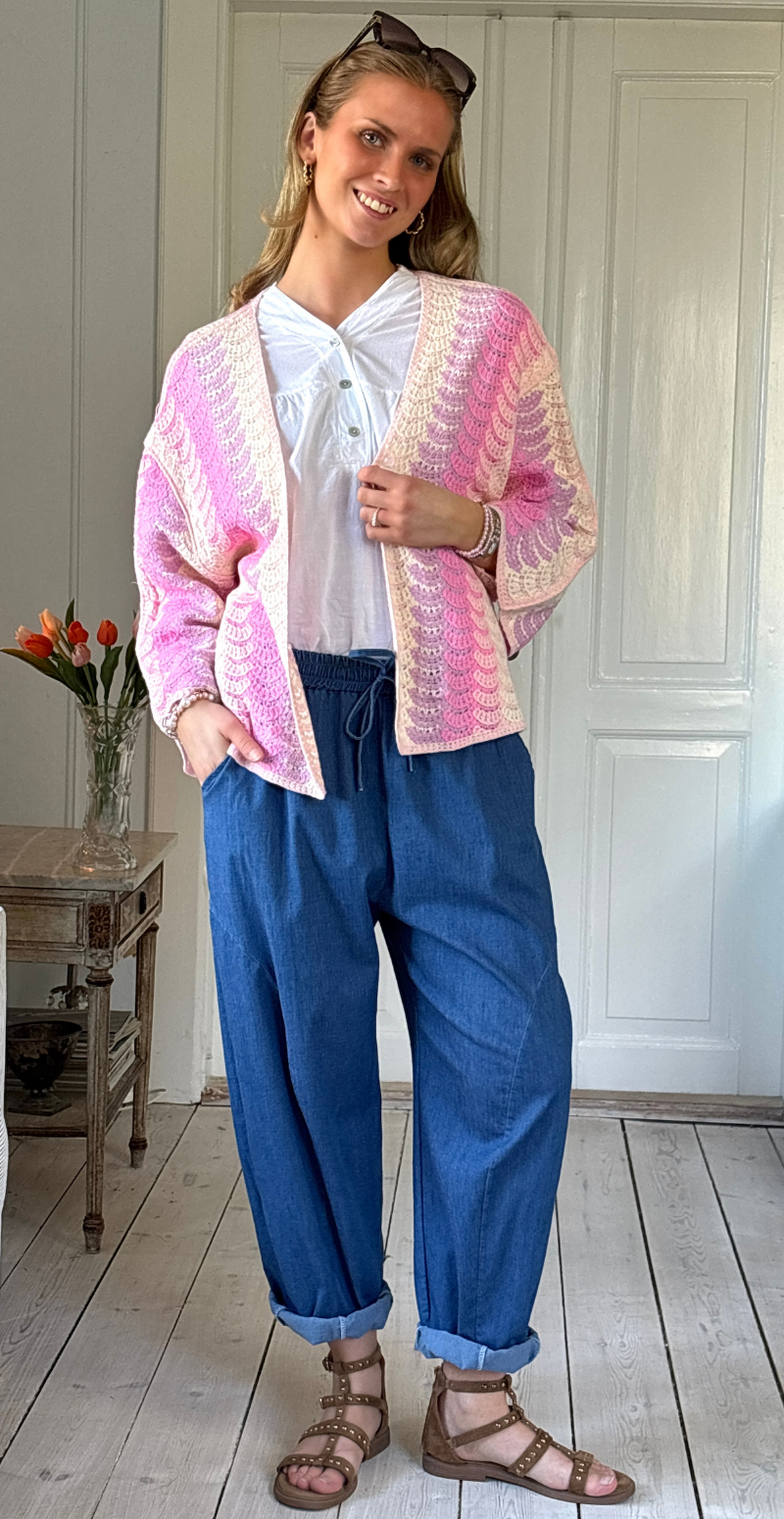 Linea hæklet kort cardigan med bølgedetaljer pink LikeLondon