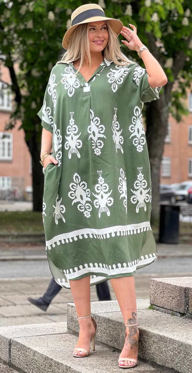 Amaya mønstret kjole med v-hals og krave army LikeLondon