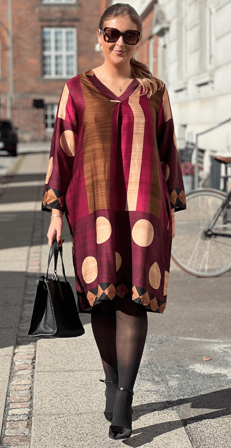 Joanna kjole i satin-look med brede striber og prikker bordeaux LikeLondon