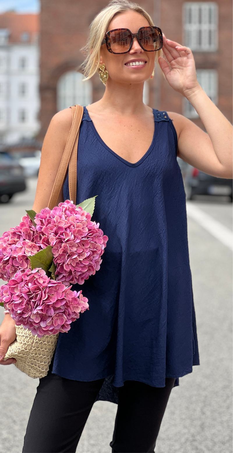 Valentina top med vidde og hæklet detalje bagtil navy LikeLondon