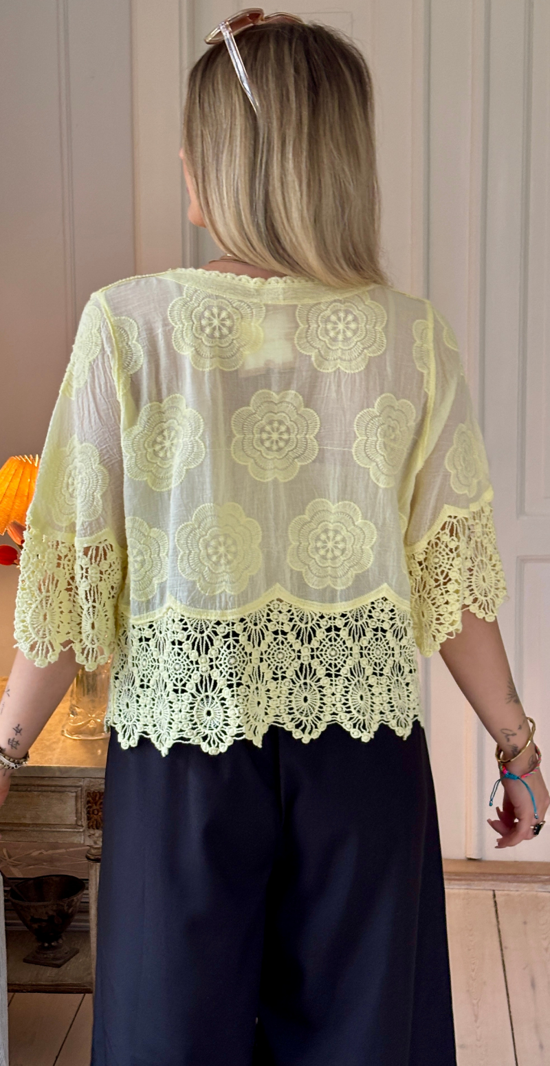 Silvia cardigan med 3/4 ærmer og hæklede kanter gul LikeLondon