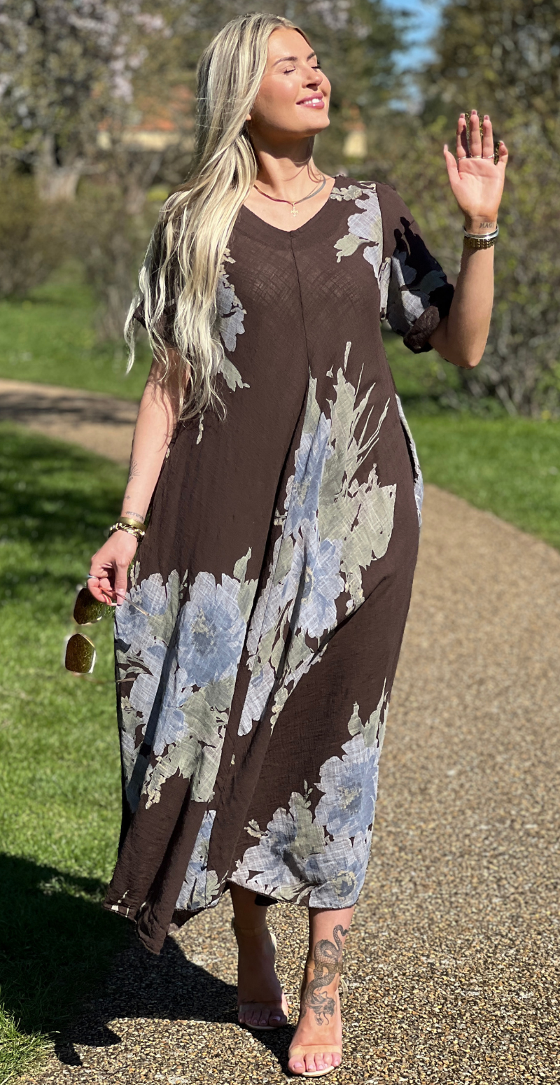 Meri lang kjole med blomsterprint og lommer brun LikeLondon