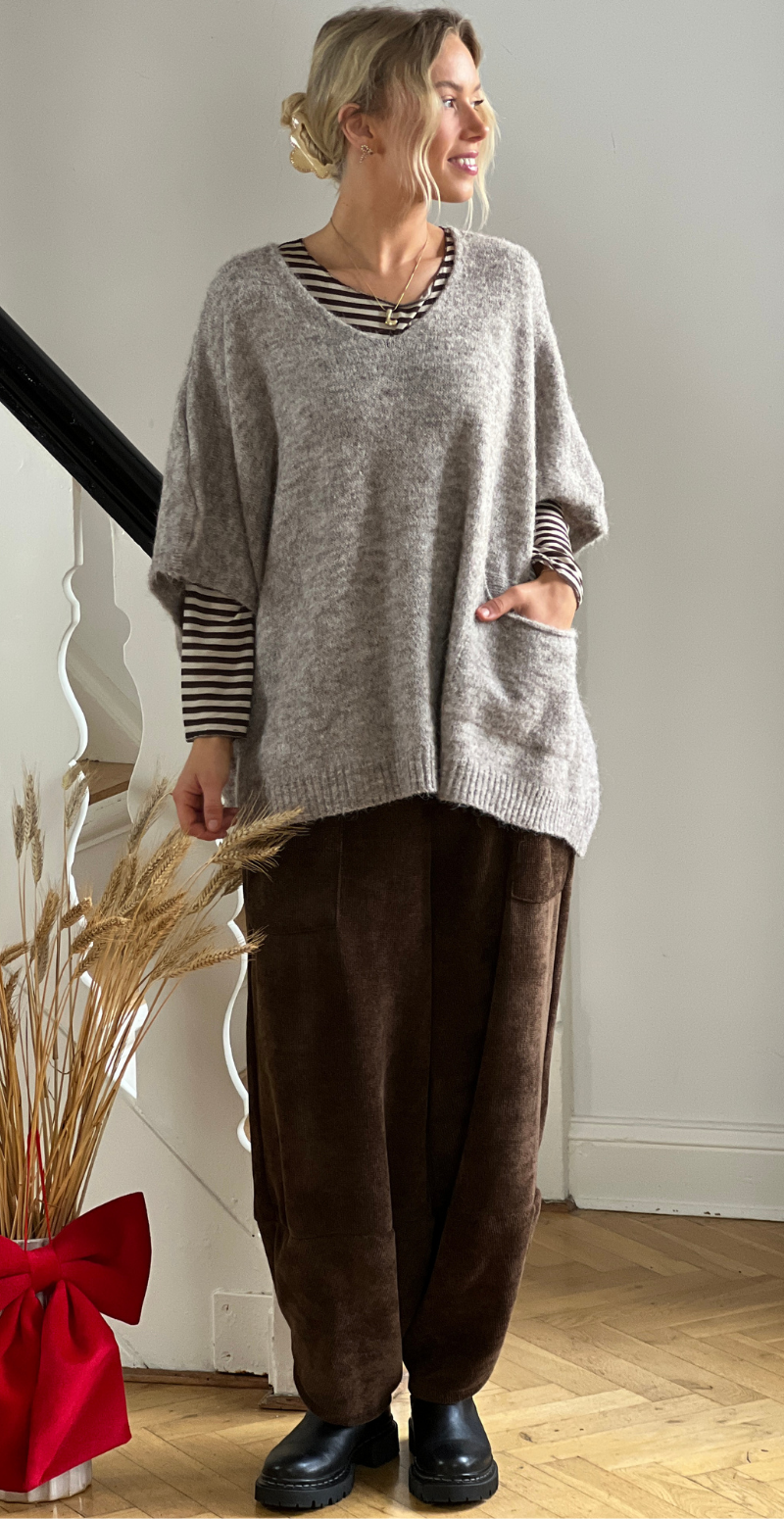 Doris strikvest med lomme og v-hals taupe LikeLondon