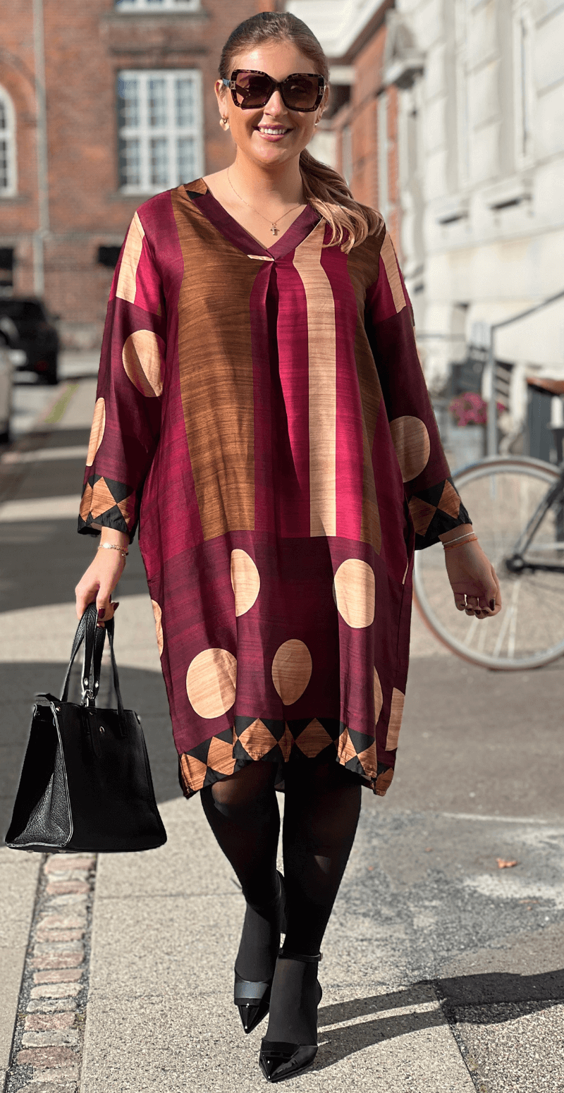 Joanna kjole i satin-look med brede striber og prikker bordeaux LikeLondon