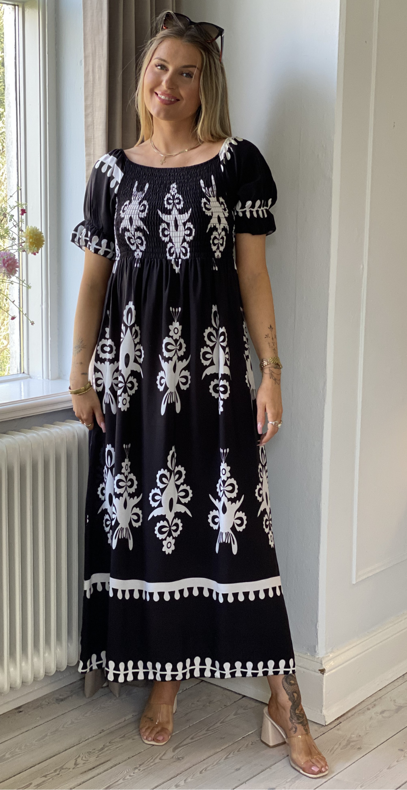 Forudbestil uge 19 Elga lang kjole med smock og mønster sort LikeLondon