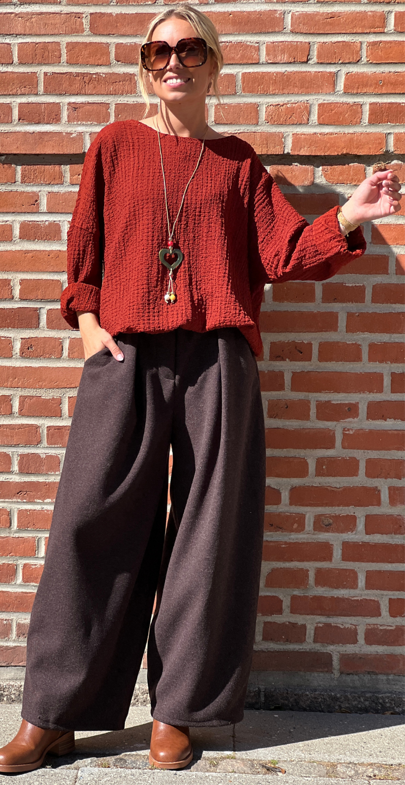 Fini krepp bluse med smykke terrakotta LikeLondon