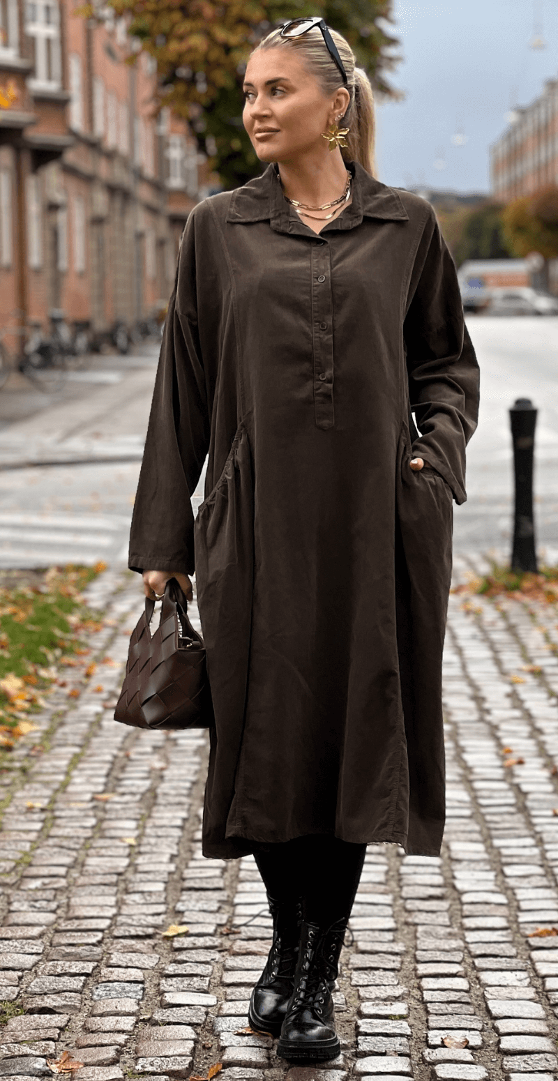 Yanna fløjlskjole med dybe lommer og stolpelukning brun LikeLondon