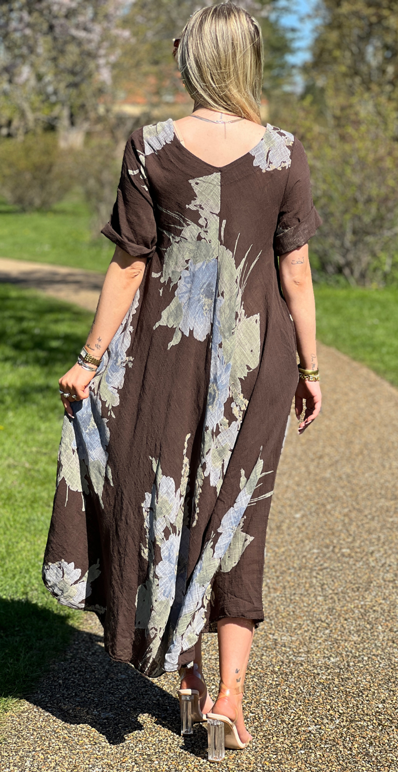 Meri lang kjole med blomsterprint og lommer brun LikeLondon