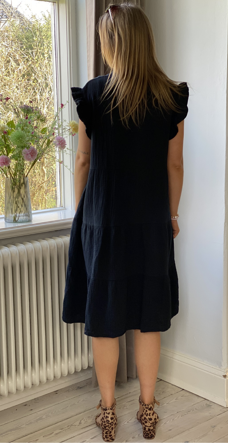Fransiska kort kjole med peplum og korte ærmer sort LikeLondon