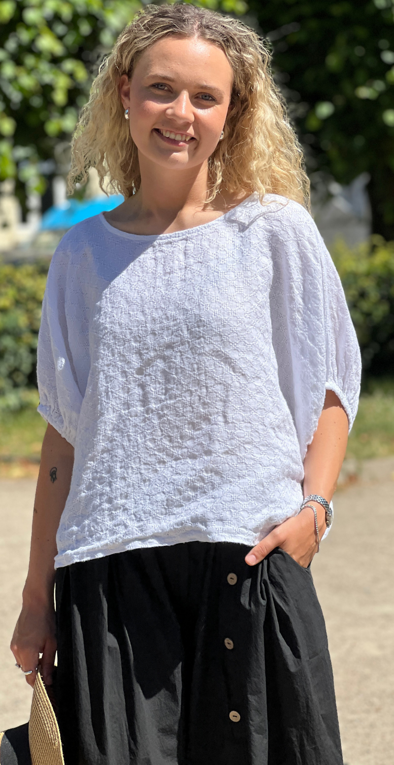 Jessica bluse med små broderede firkanter hvid LikeLondon