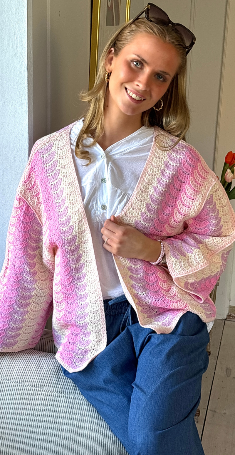 Linea hæklet kort cardigan med bølgedetaljer pink LikeLondon